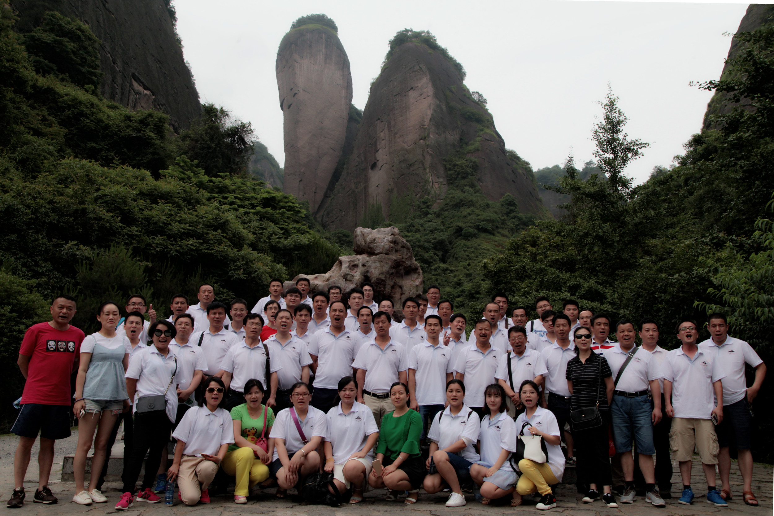 6月11日，全體與會(huì)人員游覽了崀山八角寨、辣椒峰景區(qū)