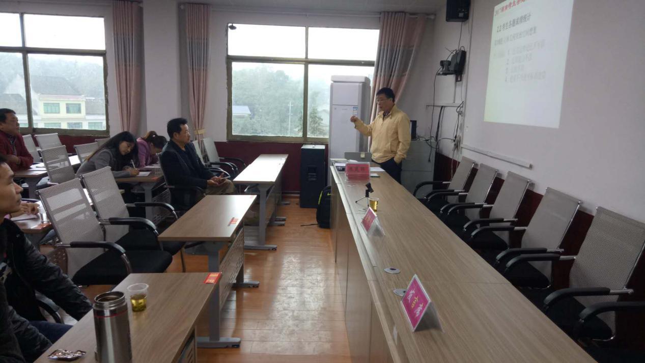 龔日輝老師與桃江縣二中數(shù)學老師座談交流