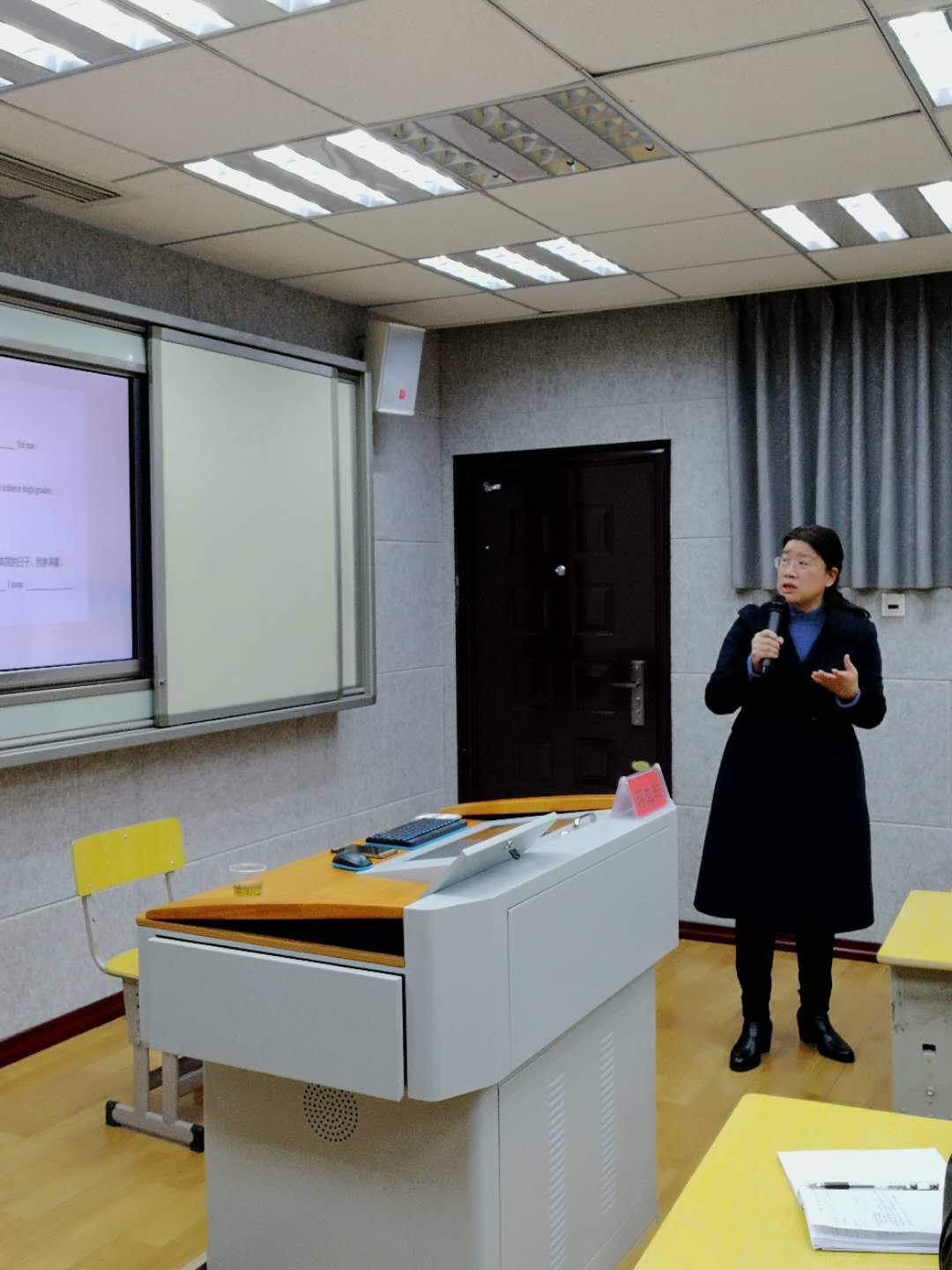 蔣立耘老師和該校30余名英語(yǔ)老師交流