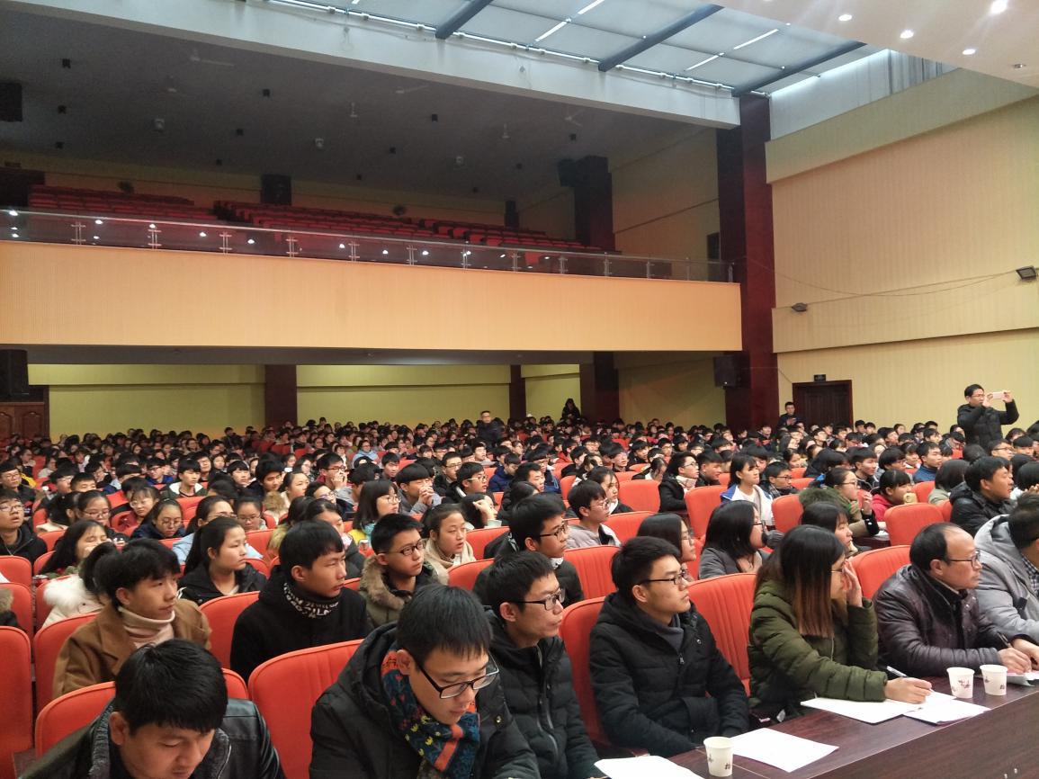 講座現(xiàn)場(chǎng)，老師和學(xué)生們認(rèn)真聆聽(tīng)專(zhuān)家的授課