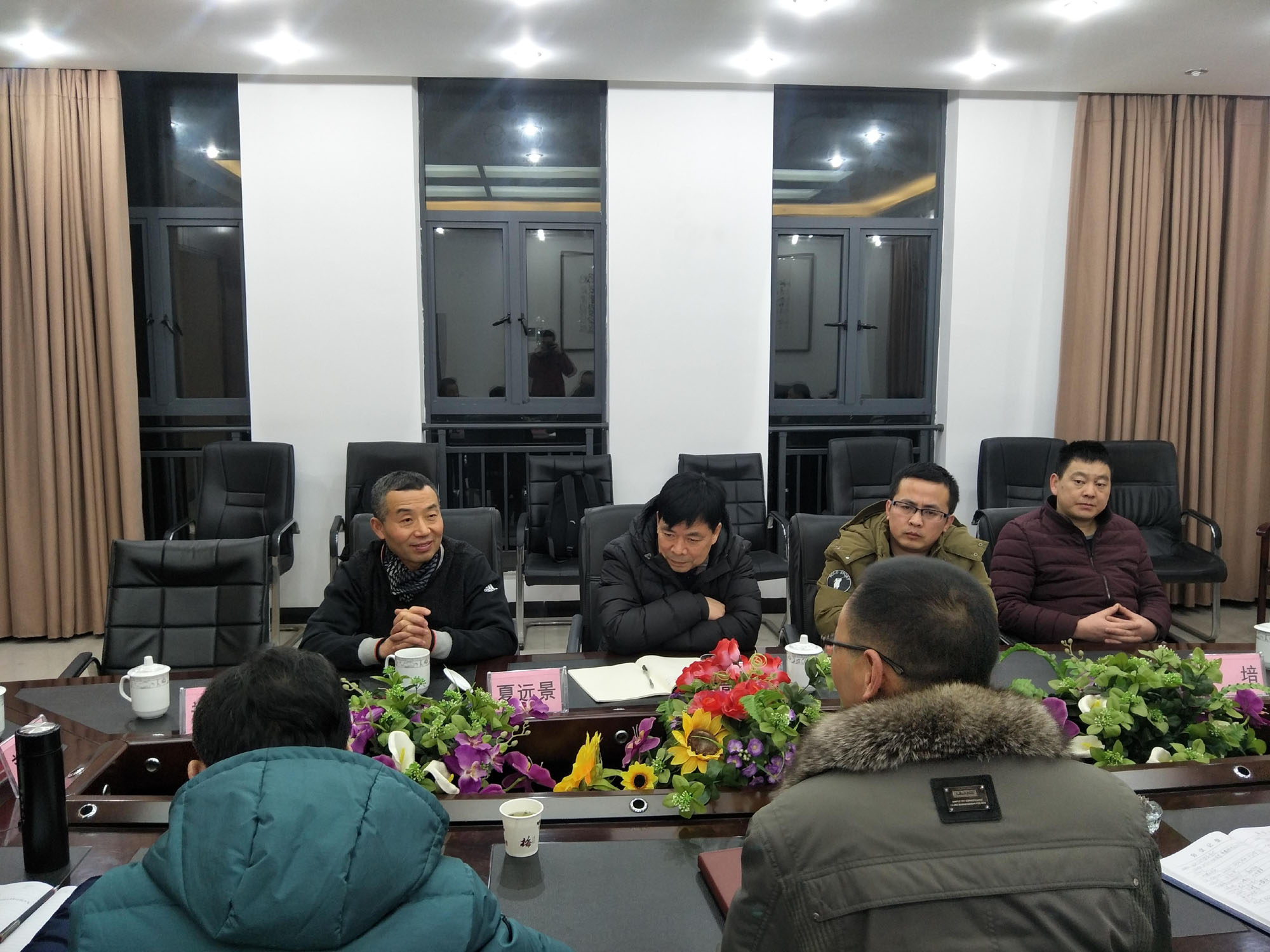 講座現(xiàn)場(chǎng)，老師和學(xué)生們認(rèn)真聆聽(tīng)專(zhuān)家的授課