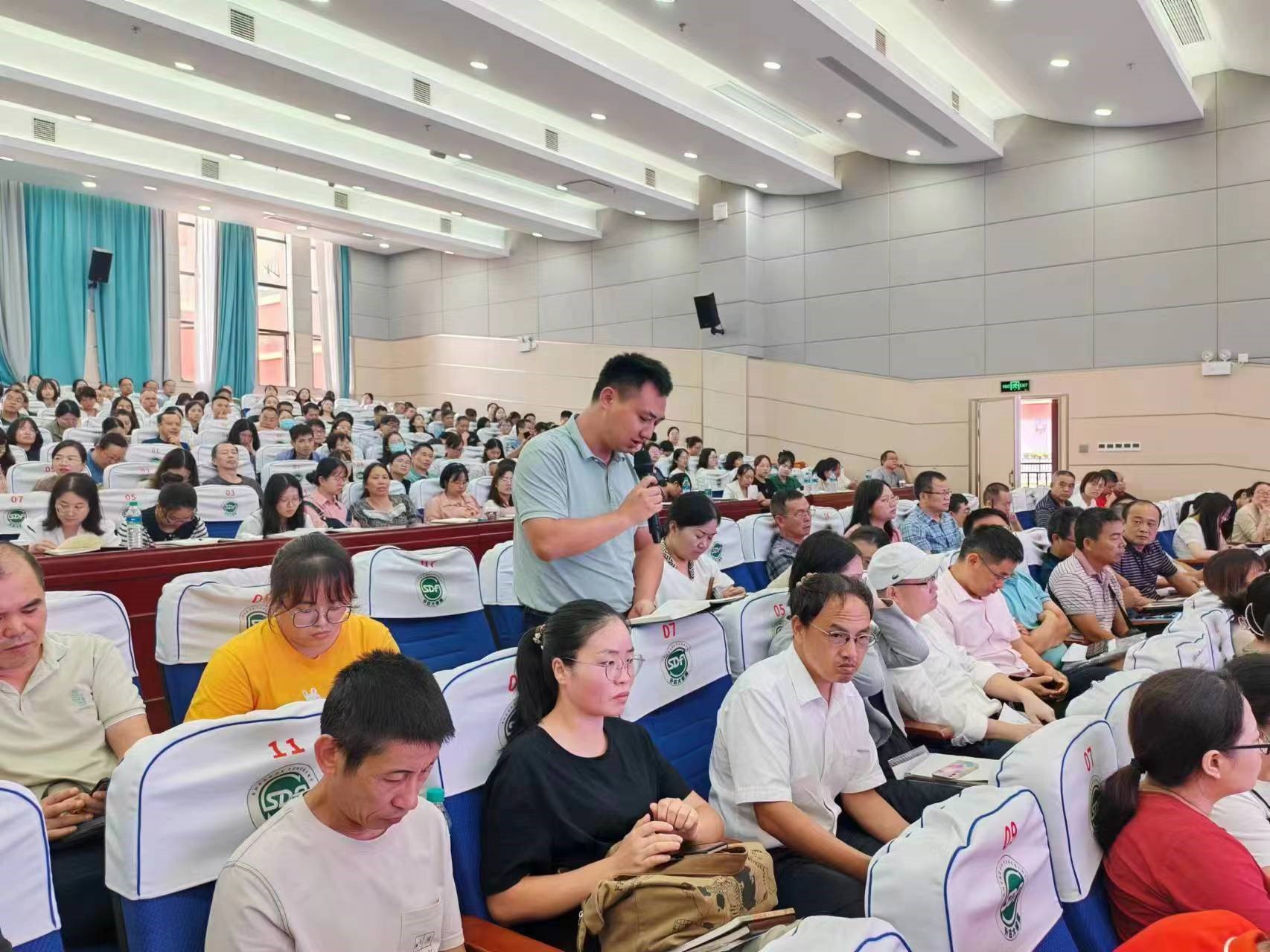 講座現(xiàn)場(chǎng)聽(tīng)課老師與專家交流互動(dòng)